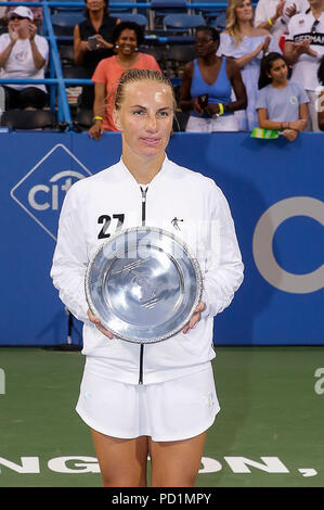 Washington, USA. 5 août 2018 : Svetlana Kuznetsova pose avec son trophée après les finales de l'Open de tennis de Citi match à Rock Creek Park, à Washington DC. Justin Cooper/CSM Banque D'Images