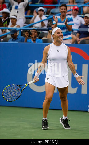 Washington, USA. 5 août 2018 : Svetlana Kuznetsova célèbre sa victoire après la finale du match de tennis ouvert Citi à Rock Creek Park, à Washington DC. Justin Cooper/CSM Banque D'Images