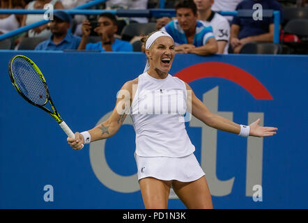 Washington, USA. 5 août 2018 : Svetlana Kuznetsova célèbre sa victoire après la finale du match de tennis ouvert Citi à Rock Creek Park, à Washington DC. Justin Cooper/CSM Banque D'Images