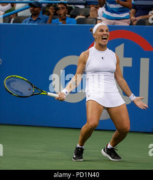 Washington, USA. 5 août 2018 : Svetlana Kuznetsova célèbre sa victoire après la finale du match de tennis ouvert Citi à Rock Creek Park, à Washington DC. Justin Cooper/CSM Banque D'Images