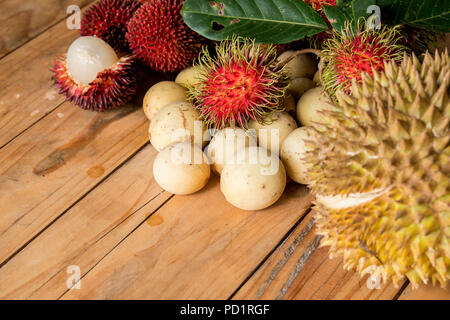 Langsat,durian rambutan et pulasan,sur la table en bois Banque D'Images