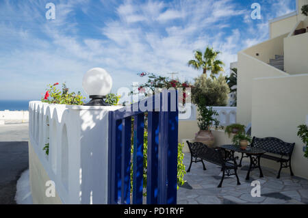Maison typique avec patio, Santorini, Cyclades, Grèce Banque D'Images