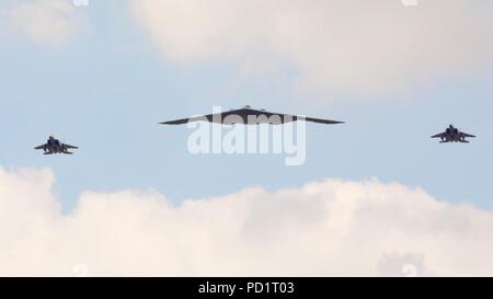 Northrop Grumman B-2 Spirit Stealth Bomber escorté par 2 chasseurs F-15 d'effectuer un défilé à RIAT 2018 Banque D'Images