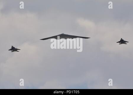 Northrop Grumman B-2 Spirit Stealth Bomber escorté par 2 chasseurs F-15 d'effectuer un défilé à RIAT 2018 Banque D'Images