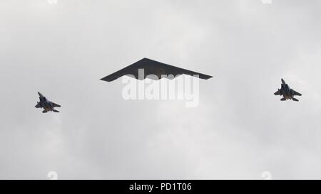 Northrop Grumman B-2 Spirit Stealth Bomber escorté par 2 chasseurs F-15 d'effectuer un défilé à RIAT 2018 Banque D'Images