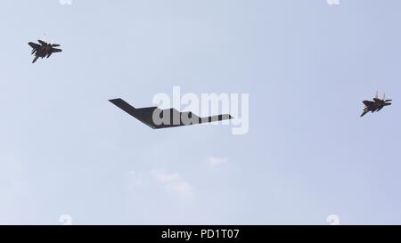 Northrop Grumman B-2 Spirit Stealth Bomber escorté par 2 chasseurs F-15 d'effectuer un défilé à RIAT 2018 Banque D'Images