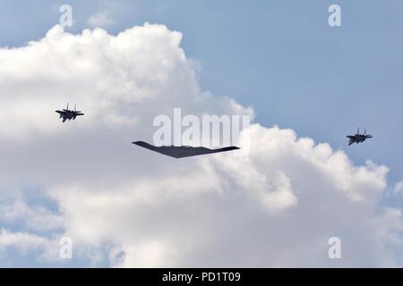 Northrop Grumman B-2 Spirit Stealth Bomber escorté par 2 chasseurs F-15 d'effectuer un défilé à RIAT 2018 Banque D'Images