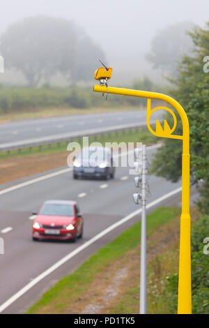 Les conducteurs passant en dessous d'une vitesse moyenne jaune de couleur vive caméra piège le long de l'A55 près de Rhuallt Hill, Denbighshire Banque D'Images