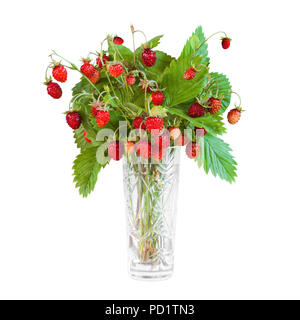 Bouquet de fraises sauvages dans un petit vase en verre isolé sur fond blanc, de face Banque D'Images