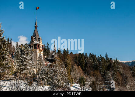 Château de Peles dans la saison d'hiver, l'ancienne résidence royale à Sinaia, Roumanie - tourné d'un angle différent Banque D'Images