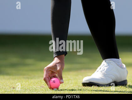 En Thaïlande, Pornanong Phatlum place une balle rose sur le tee pendant le quatrième jour de l'Open britannique des femmes Ricoh au Royal Lytham & St Annes Golf Club.APPUYEZ SUR ASSOCIATION photo.Date de la photo: Dimanche 5 août 2018.Voir PA Story Golf Women.Le crédit photo devrait se lire comme suit : Richard Sellers/PA Wire.RESTRICTIONS : usage éditorial uniquement.Aucune utilisation commerciale. Banque D'Images