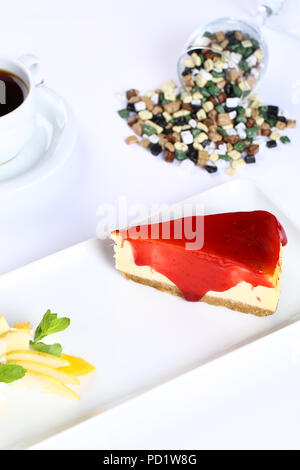Tasse à café et gâteau au fromage aux fraises Banque D'Images