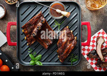 Des côtes levées avec la sauce barbecue Banque D'Images