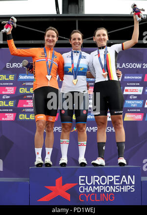 (De gauche) Médaille d'argent du Netherland Marianne Vos, médaille d'Italie Marta Bastianelli et médaillé de bronze de l'Allemagne Lisa Brennauer sur le podium après la course sur route de 130 km au cours de la quatrième journée du championnat d'Europe 2018 à la Glasgow route vélo de course. Banque D'Images