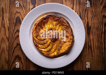 Gâteau Tatin aux pommes sur la pâte feuilletée dessert Banque D'Images