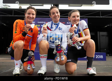 (De gauche) Médaille d'argent du Netherland Marianne Vos, médaille d'Italie Marta Bastianelli et médaillé de bronze de l'Allemagne Lisa Brennauer sur le podium après la course sur route de 130 km au cours de la quatrième journée du championnat d'Europe 2018 à la Glasgow route vélo de course. Banque D'Images