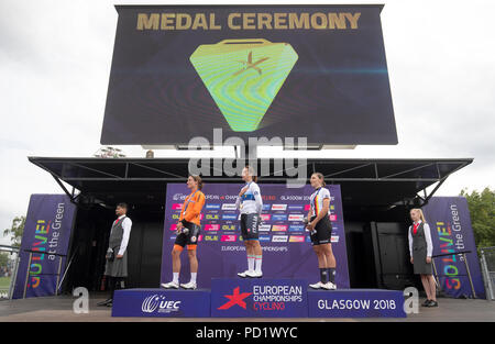 (De gauche) Médaille d'argent du Netherland Marianne Vos, médaille d'Italie Marta Bastianelli et médaillé de bronze de l'Allemagne Lisa Brennauer sur le podium après la course sur route de 130 km au cours de la quatrième journée du championnat d'Europe 2018 à la Glasgow route vélo de course. Banque D'Images