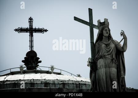 Saint statue tenant une croix, ainsi que la croix en haut de la coupole de la basilique San Francesco di Paola en Naples, Italie Banque D'Images