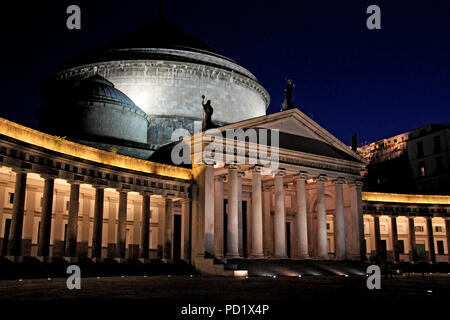 Vue extérieure de la basilique San Francesco di Paola à la Piazza del Plebiscito à Naples, en Italie, pendant la nuit Banque D'Images