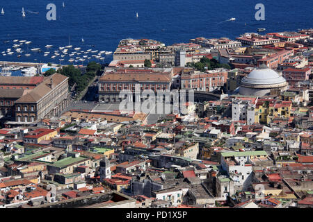 Superbe vue sur la Piazza del Plebiscito, vu depuis le château Sant'Elmo en Naples, Italie Banque D'Images