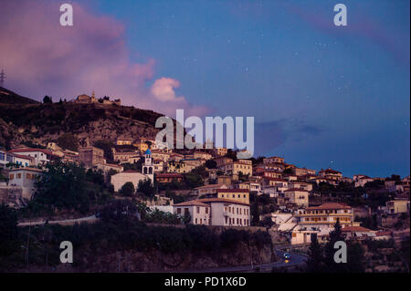 Switzerland albanaise traditionnelle - vue sur le village dans le sud de l'albanie Banque D'Images