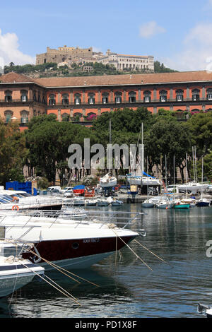 Yachts dans une belle marina avec Castel Sant'Elmo, le Certosa di San Martino et le Palazzo Reale di Napoli à l'arrière-plan - Naples, Italie Banque D'Images