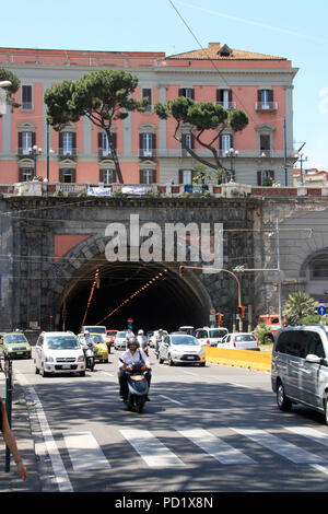 Della Vittoria tunnel menant au-dessous de la Piazza del Plebiscito et du Palazzo Salerno en Naples, Italie, comme habituellement fréquentés par les voitures et cyclomoteurs Banque D'Images