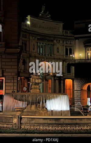 Fontana del Carciofo et la Galeria Umberto I, à la Piazza Reale de Naples, Italie Banque D'Images