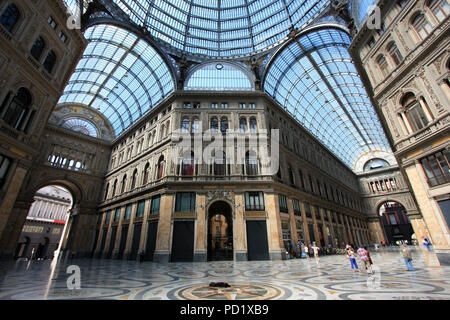 Peu de gens marcher le long du corridor à l'intérieur du centre commercial Galeria Umberto I de Naples, Italie Banque D'Images