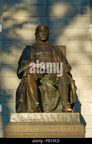 John Harvard statue (par Daniel Chester French en 1884) à l'Université de Harvard, Cambridge, Boston, comté de Middlesex, Massachusetts, USA Banque D'Images