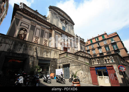 Belle, ornate building sur une petite place quelque part dans la région de Naples, Italie Banque D'Images