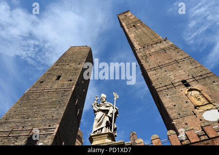 La tour Garisenda, statue de Saint Pétrone et la Tour Asinelli, Bologne, Émilie-Romagne, Italie symboles de deux tours de Bologne médiévale (Due Torri), Banque D'Images