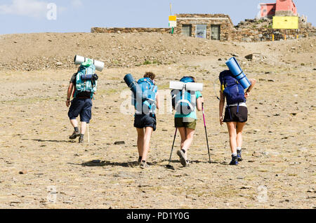 Les randonneurs avec des sacs allant jusqu'à Pico Veleta, sommet de la Sierra Nevada, en saison estivale. Grenade, Andalousie, espagne. Banque D'Images