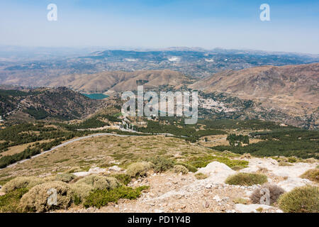 Vue de Güéjar Sierra, Sierra Nevada, en saison estivale. Grenade, Andalousie, espagne. Banque D'Images