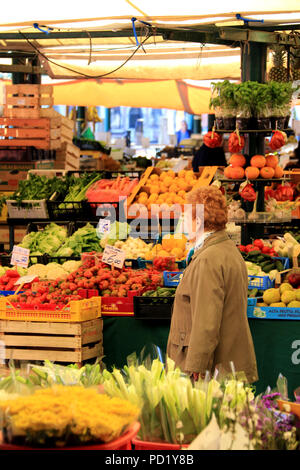 Senior woman en flânant dans la section des fruits et légumes du marché du Rialto, le marché de producteurs à Venise, Italie Banque D'Images