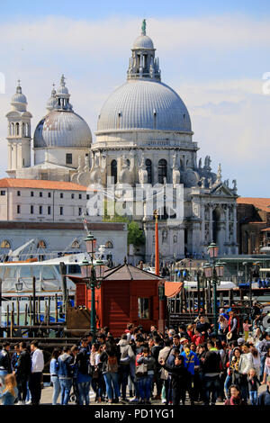 Basilica di Santa Maria della Salute, vu de la Riva degli Schiavoni, la promenade sud de Venise, Italie Banque D'Images