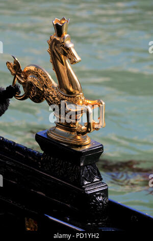 Golden sea horse statue avec la décoration de la couronne une gondole sur le Grand Canal à Venise, Italie Banque D'Images