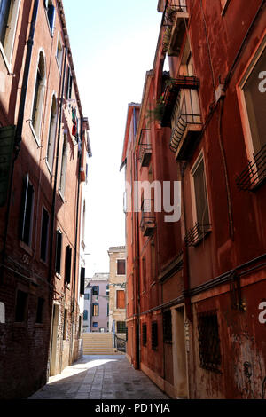 Ruelles typiques dans les quartiers résidentiels de Venise, Italie Banque D'Images