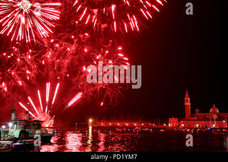 La veille du Nouvel An feu d'Artifice illuminant le ciel autour de la lagune de Venise, Venise, Italie, avec l'île de San Giorgio Maggiore en arrière-plan Banque D'Images