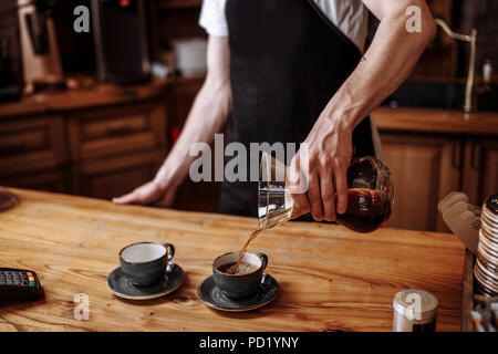 Une offre d'afflue de café dans les tasses pour les visiteurs Banque D'Images