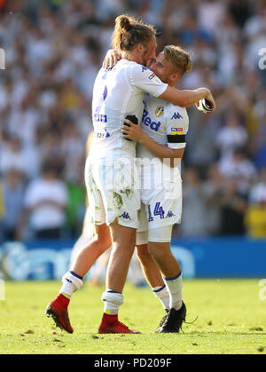 Le Leeds United Luke Ayling (à gauche) et Samuel Saiz célébrer remportant le match de championnat Sky Bet à Elland Road, Leeds. Banque D'Images