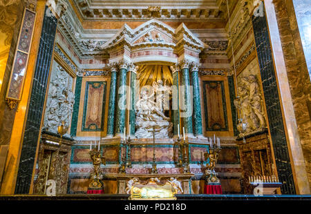 Côté droit de la chapelle dans l'église de Santa Maria della Vittoria à Rome, Italie. Banque D'Images