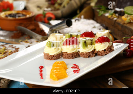 Éclairs de fruits, tartes assorties Banque D'Images