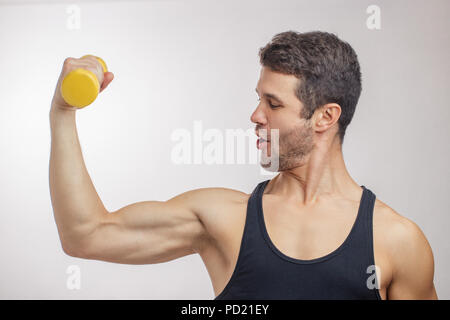 Close up side view portrait d'homme fort montrant son muscle. la vie sportive concept atelier. Banque D'Images