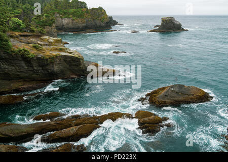 Bordée de falaises rocheuses et les récifs au cap Flattery, péninsule Olympique, Les Makah et réservation, Neah Bay, sur la côte de l'état de Washington, USA. Banque D'Images