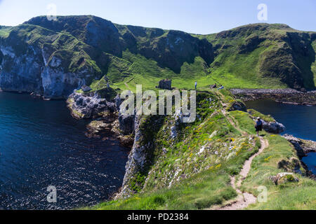 Kinbane pointe à nouveau vers les ruines du château vieux de l'extrémité de la péninsule, près de Ballycastle, comté d'Antrim, en Irlande du Nord Banque D'Images