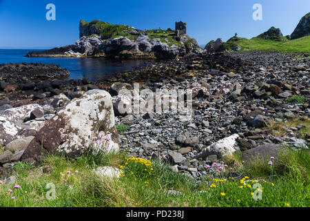 Kinbane Castle ruins sur la côte d'Antrim Nord vu depuis le long du littoral Banque D'Images