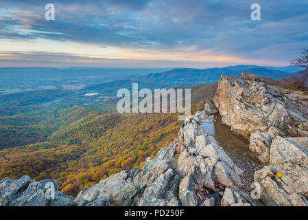 Vue du coucher de soleil d'automne de l'homme Little Stony falaises, le long de l'Appalachian Trail dans le Parc National Shenandoah, en Virginie Banque D'Images
