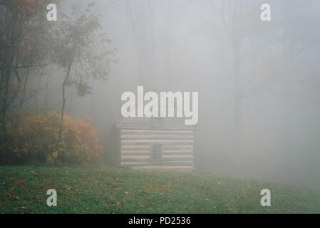 Chalet dans le brouillard et la couleur en automne à Peaks of Otter, sur le Blue Ridge Parkway en Virginie. Banque D'Images