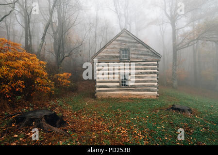 Chalet dans le brouillard et la couleur en automne à Peaks of Otter, sur le Blue Ridge Parkway en Virginie. Banque D'Images